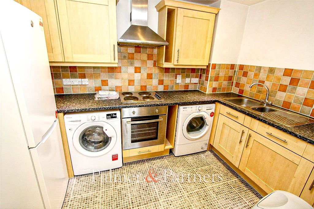 Property photo 3 of 9 Kitchen