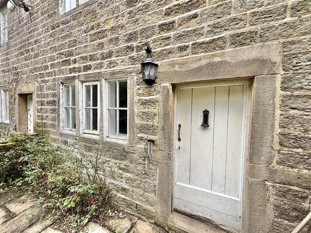 Property photo 2 of 18 No 2