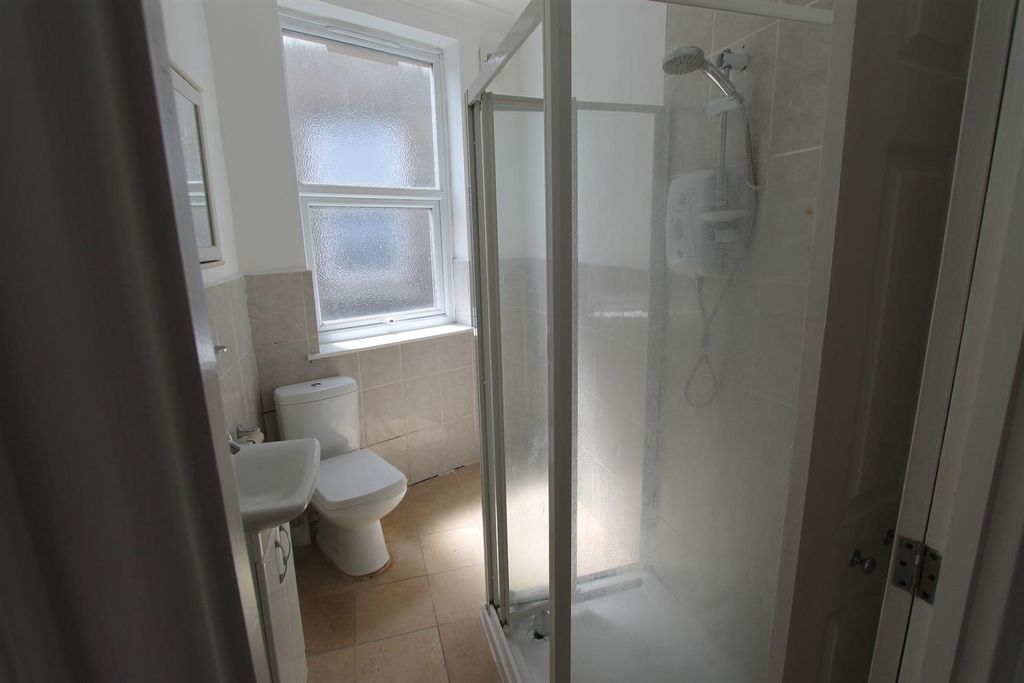 Property photo 1 of 6 Flat 3 Bathroom.Jpg