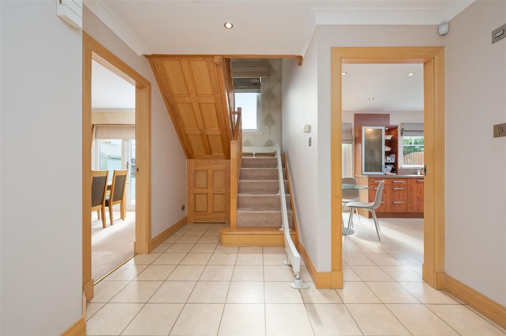 Property photo 3 of 52 40Manorgardens011.Jpg