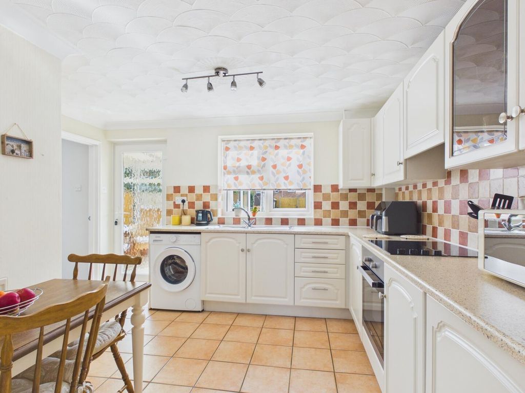 Property photo 2 of 12 Kitchen