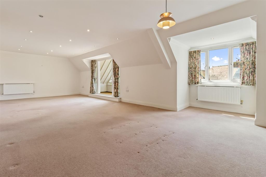 Property photo 3 of 20 20 Downsview Manor-011.Jpg