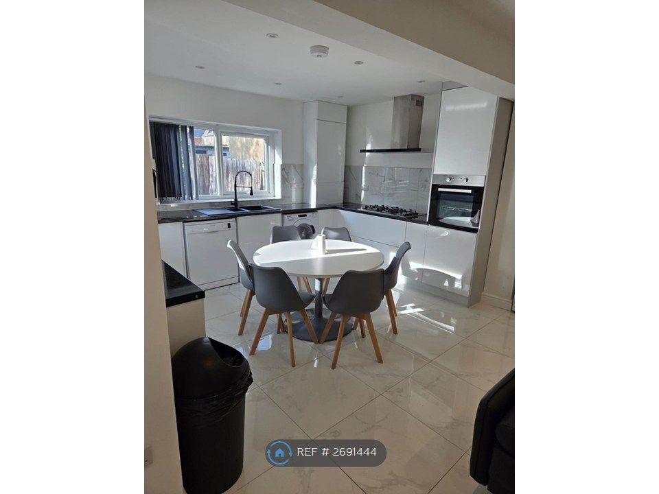 Property photo 3 of 8 Fully Fitted Kitchen With All Mod Cons