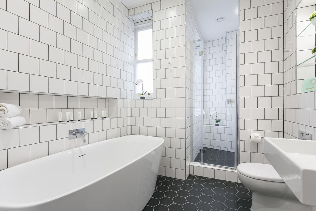 Property photo 3 of 18 Bathroom