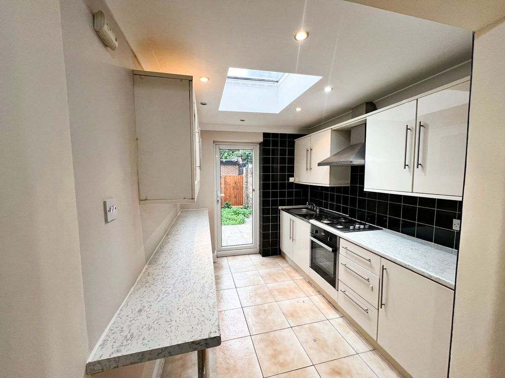 Property photo 1 of 14 Mortlake Rd Ig1