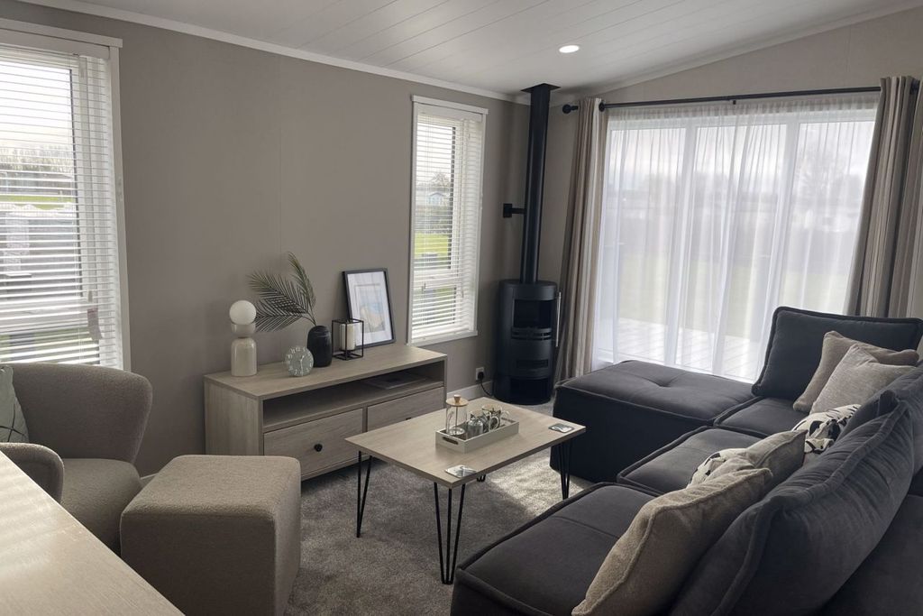 Property photo 2 of 11 5