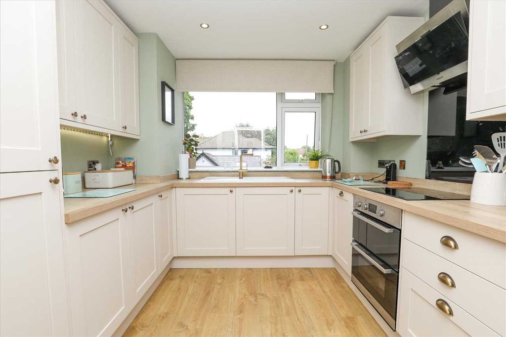 Property photo 3 of 13 Kitchen