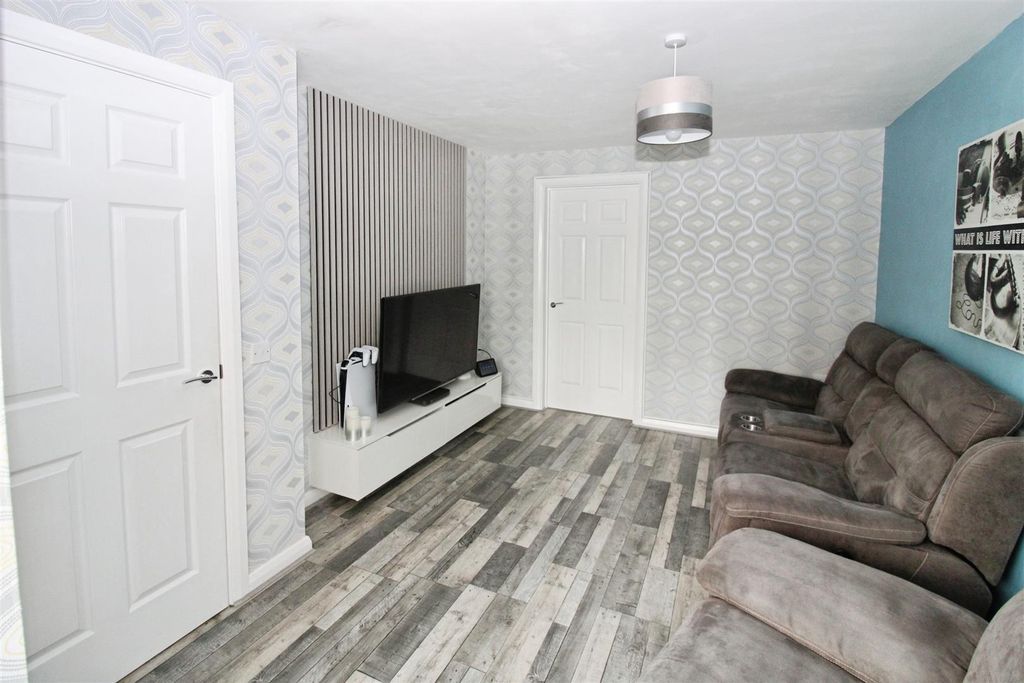 Property photo 3 of 18 Lounge