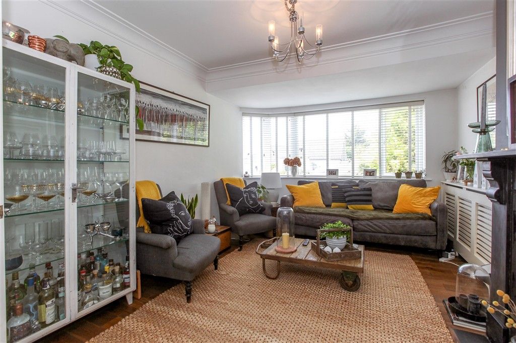 Property photo 1 of 18 Lounge