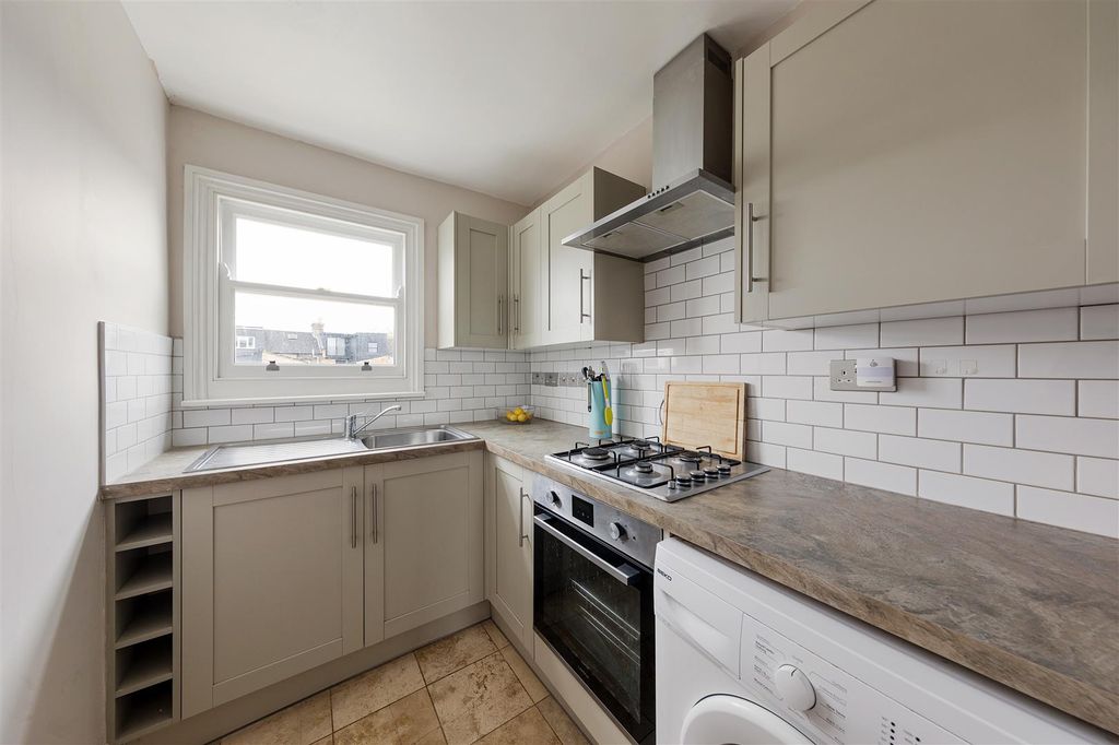 Property photo 2 of 24 Shrubland Road, E17