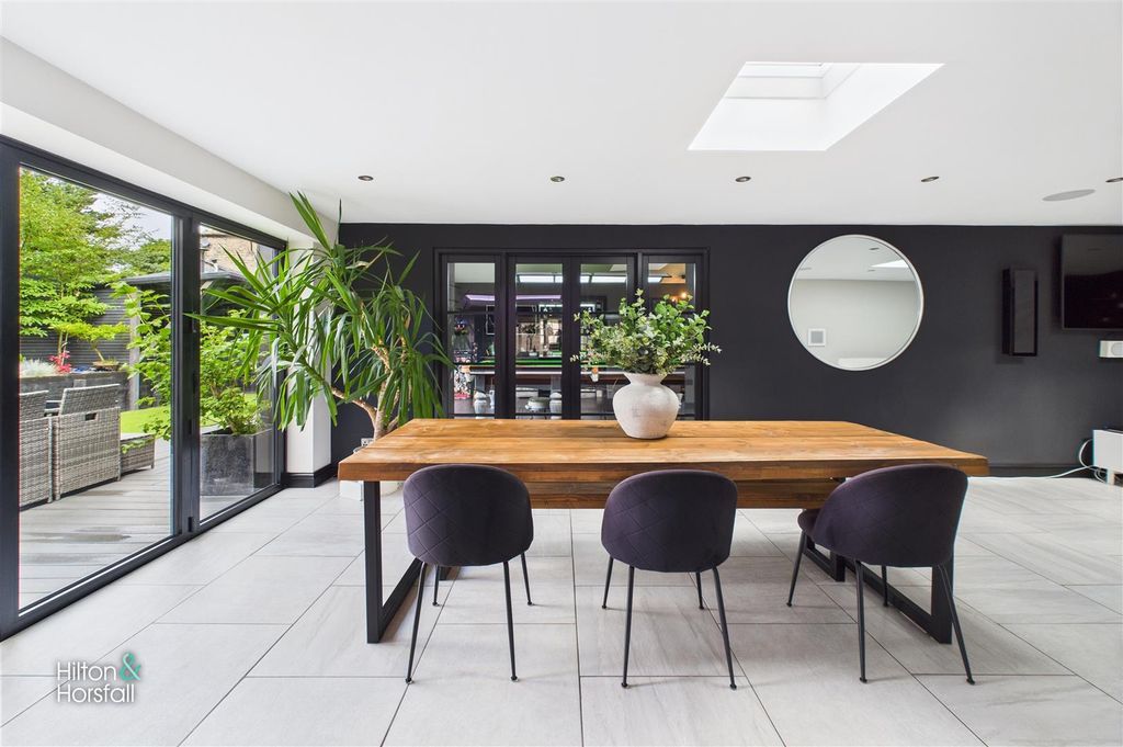 Property photo 2 of 69 Ing Dene Avenue