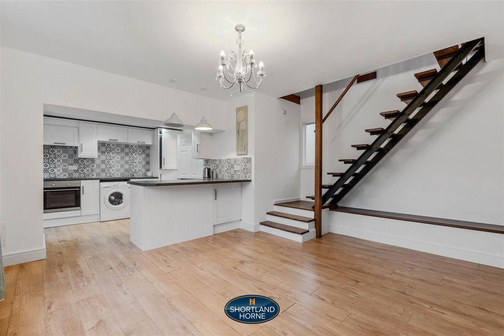 Property photo 2 of 22 194 Wainbody Ave Sth (14 Of 23).Jpg