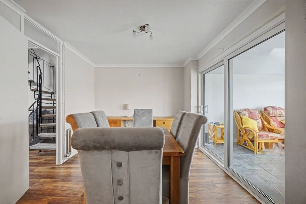 Property photo 3 of 12 4579047