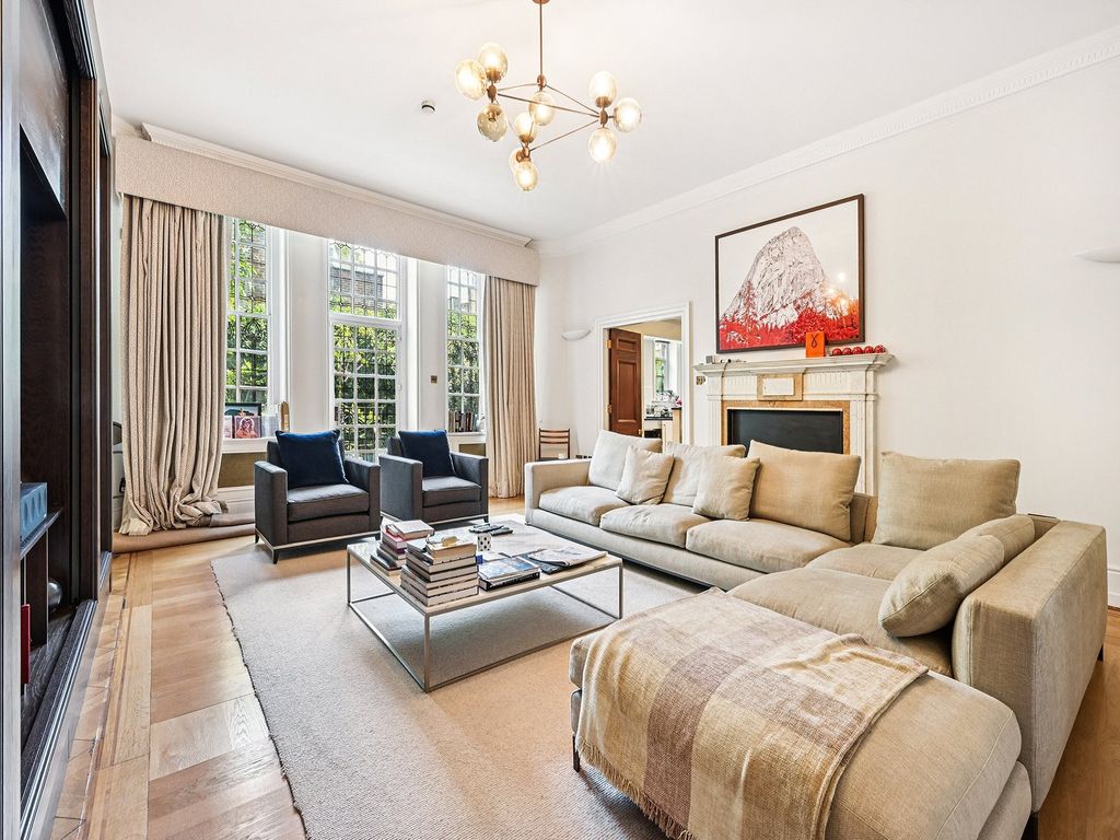 Property photo 2 of 16 Eaton Gate