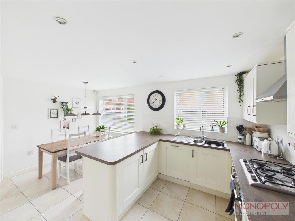 Property photo 3 of 12 Kitchen