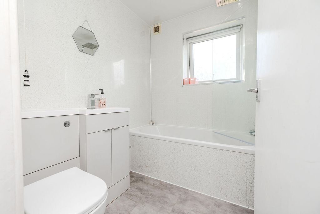 Property photo 3 of 27 Bathroom