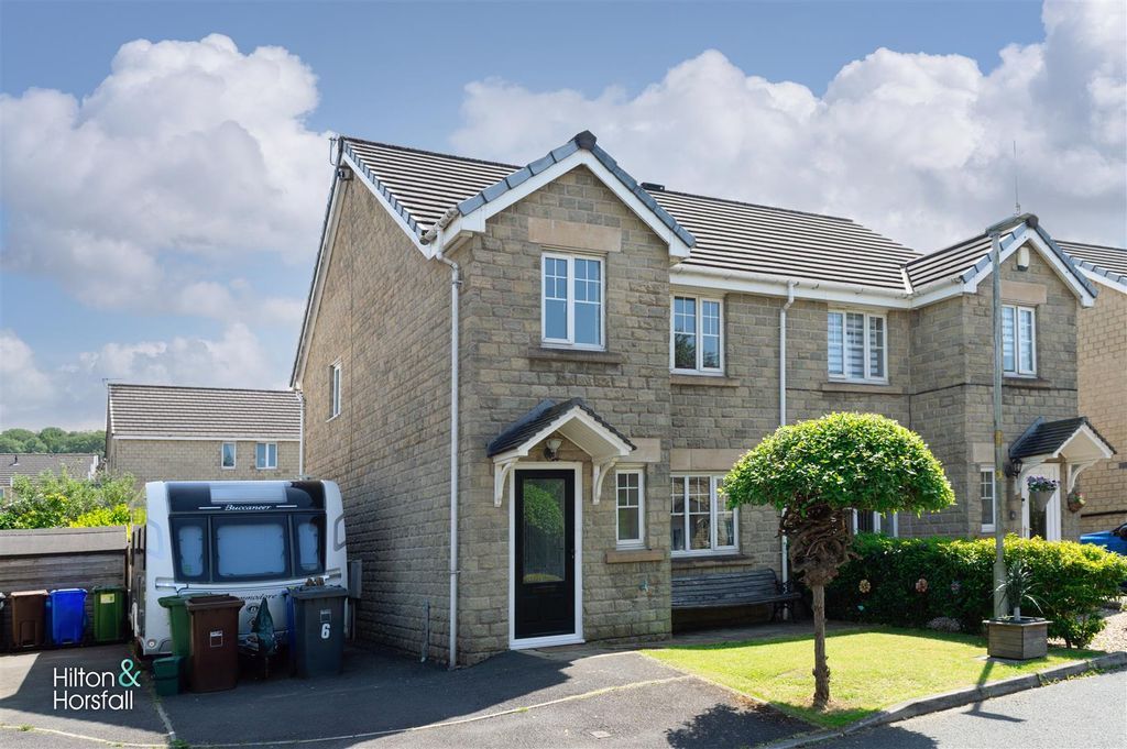 Property photo 1 of 15 St Georges Close