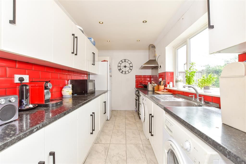 Property photo 3 of 11 Kitchen