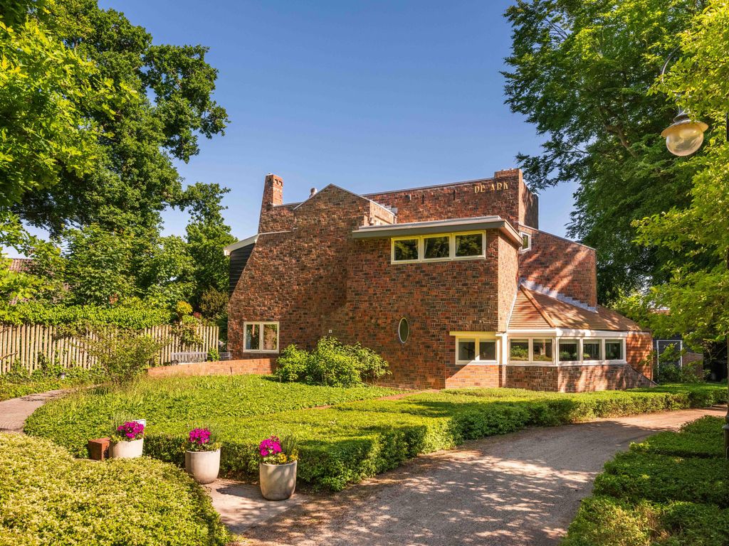 Property photo 2 of 109