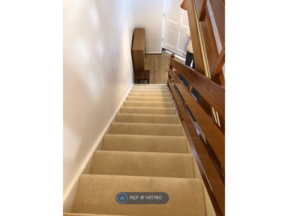 Property photo 3 of 22 Saircase (With New Carpet)