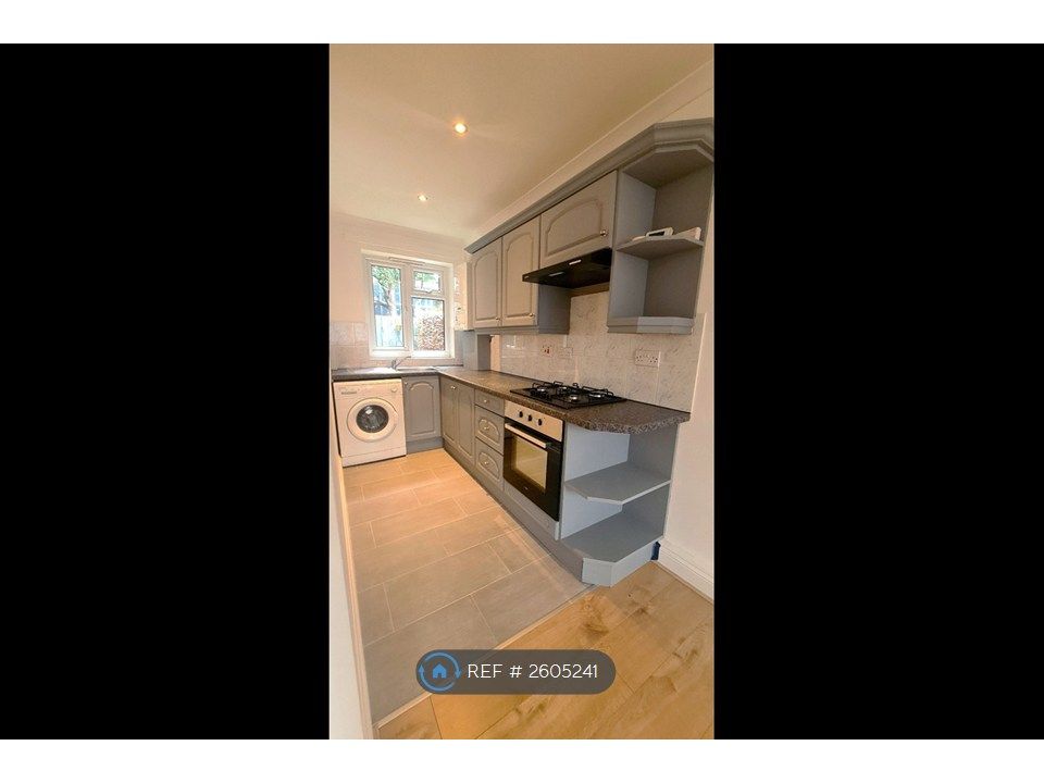 Property photo 2 of 7 Modern Fitted Kitchen With Integrated Appliances