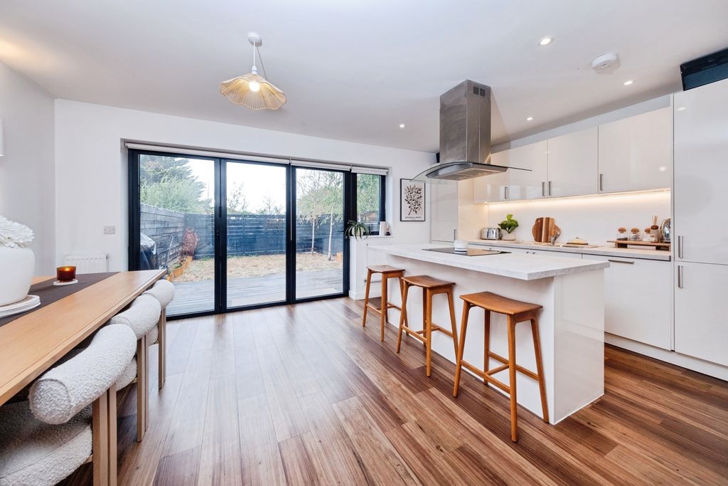 Property photo 3 of 20 Pbox-Img.Jpg