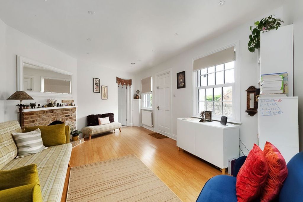 Property photo 2 of 8