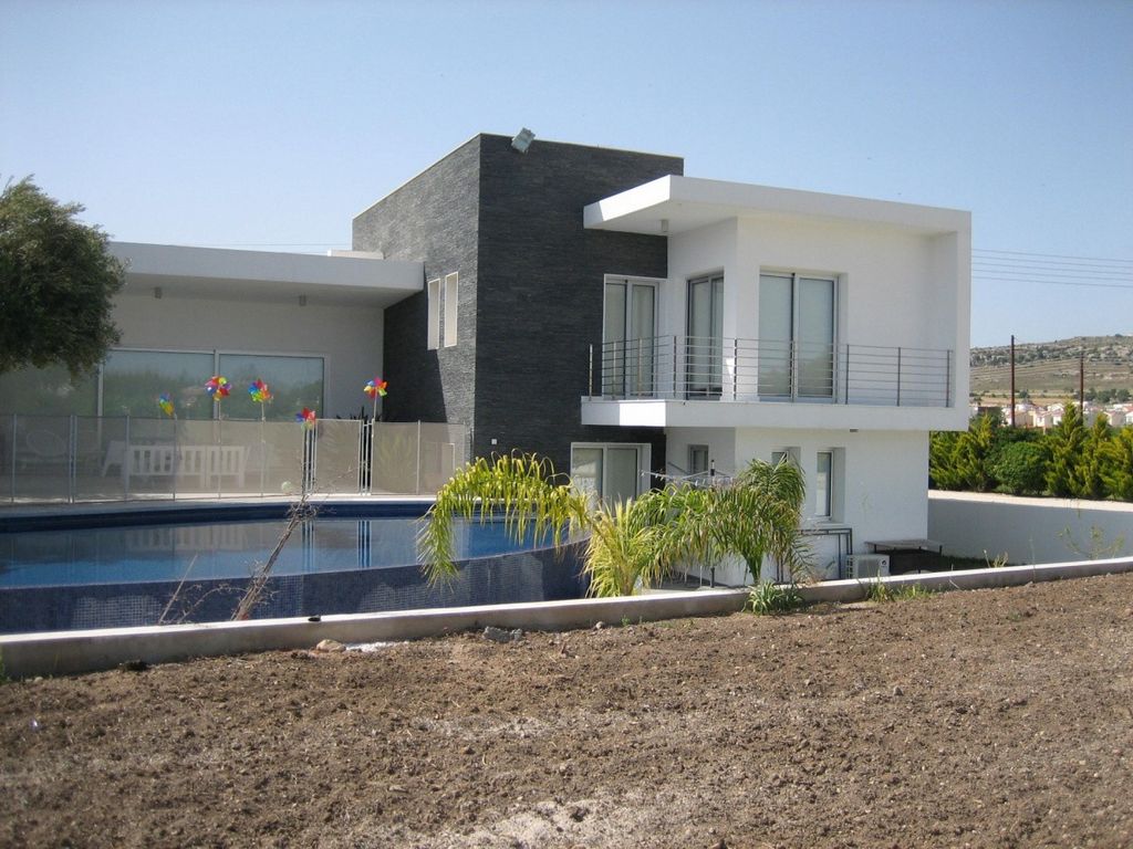 Property photo 3 of 9