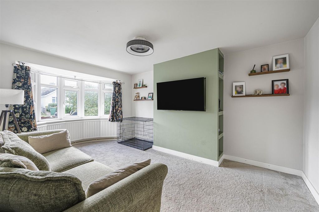 Property photo 3 of 27 Living Room