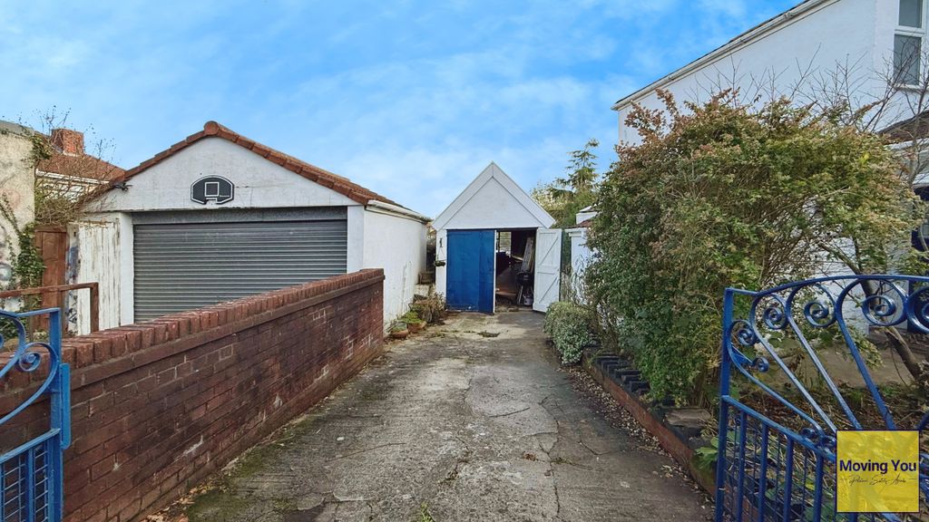 Property photo 3 of 33 Driveway/ Garage