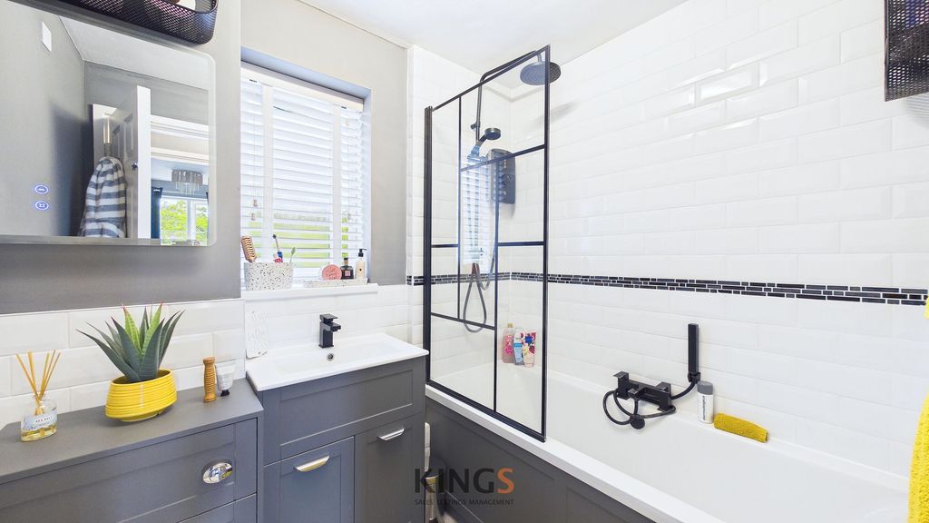 Property photo 3 of 11 Bathroom