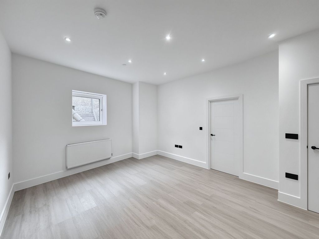 Property photo 2 of 4 Living Room