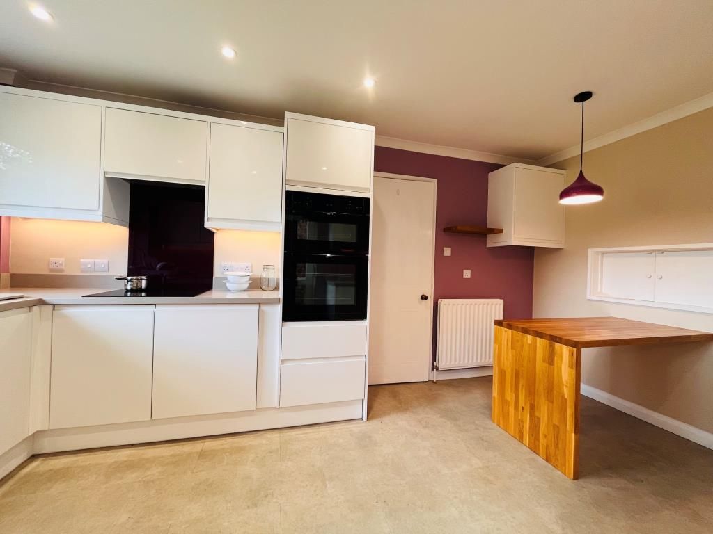Property photo 3 of 11 Kitchen