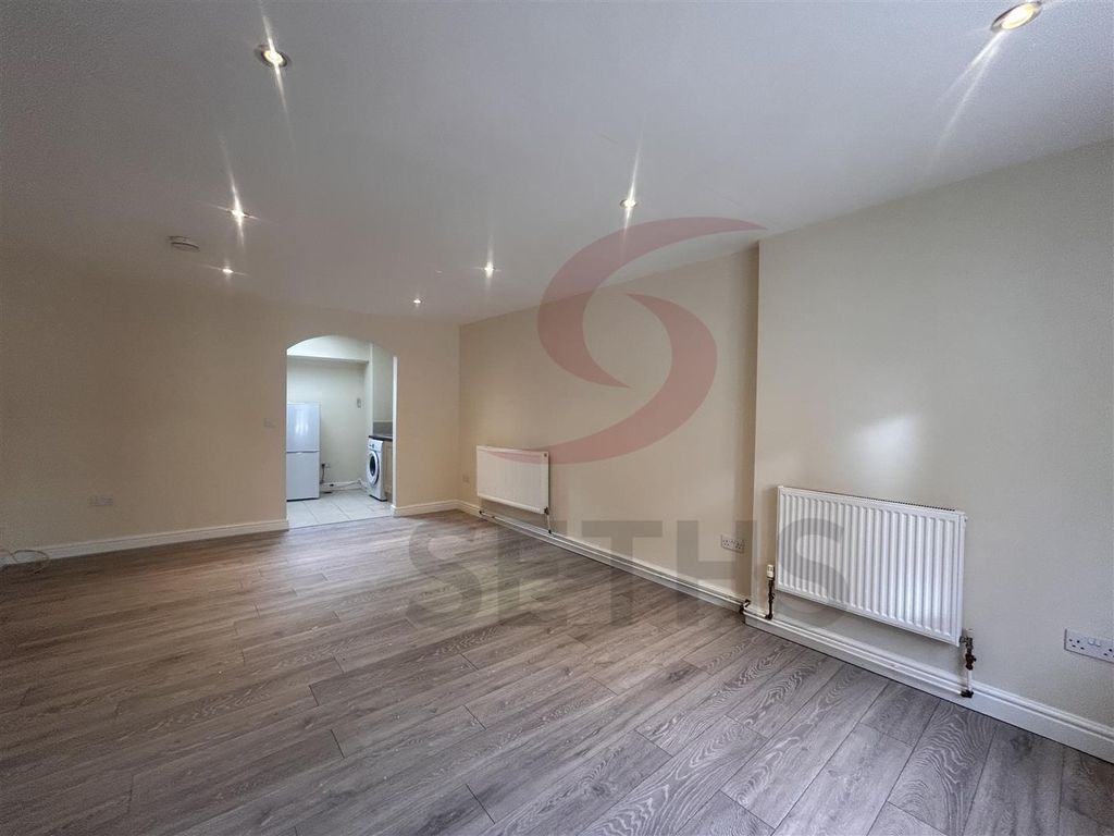 Property photo 1 of 8 Lounge/Bedroom