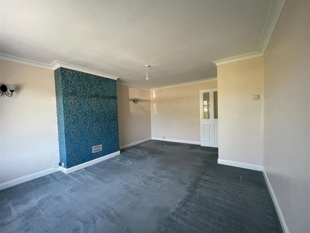 Property photo 3 of 15 Lounge