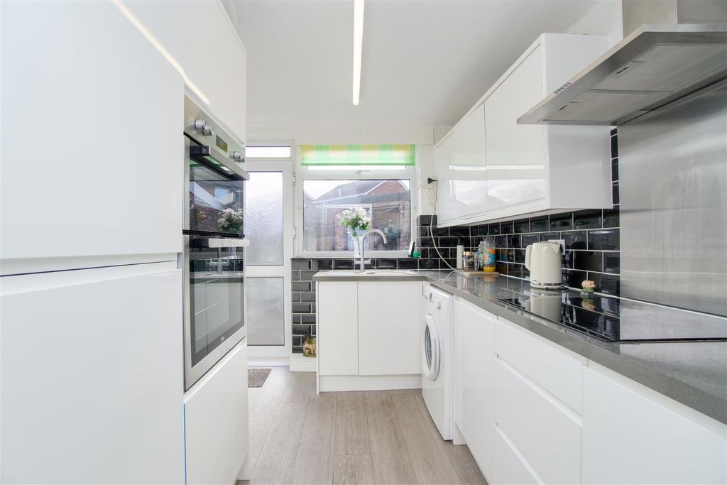 Property photo 3 of 11 Kitchen