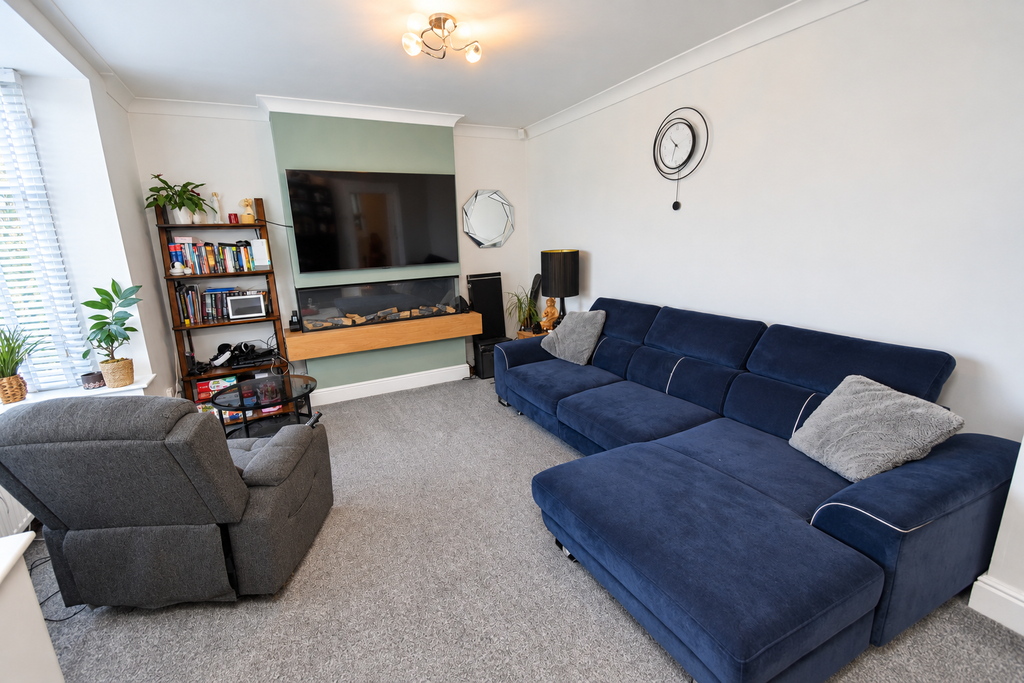 Property photo 2 of 17 63B193B9-43Dd-438F-Be6E-600c5Ca58Ec1