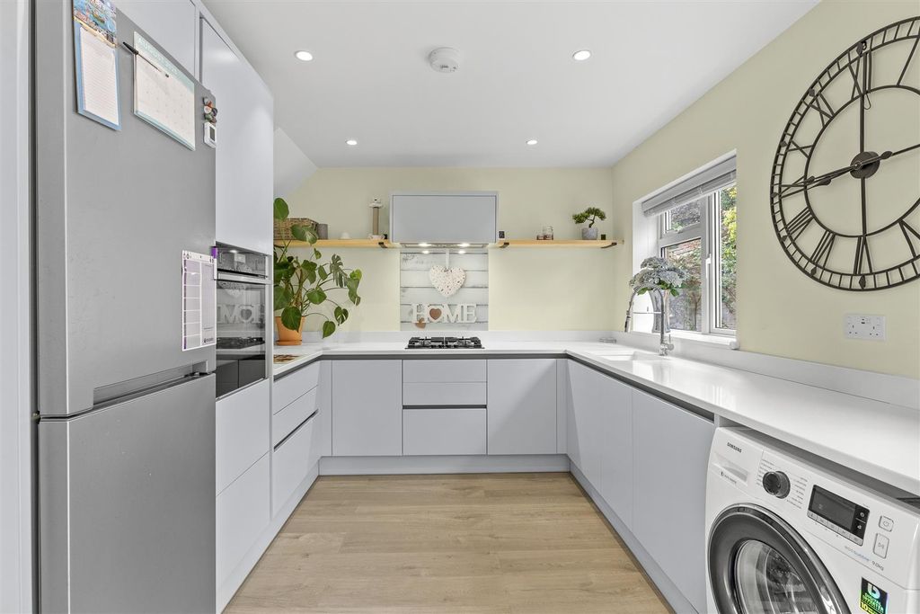 Property photo 2 of 15 24 Arundel Road, Hp12 4Ne-7.Jpg