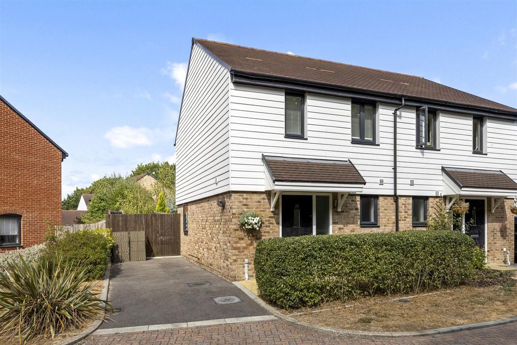 Property photo 1 of 16 Saffron Close, 20-016.Jpg