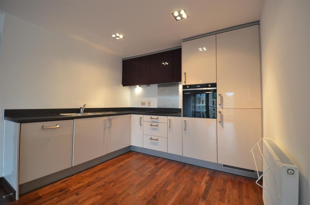 Property photo 2 of 10 Kitchen