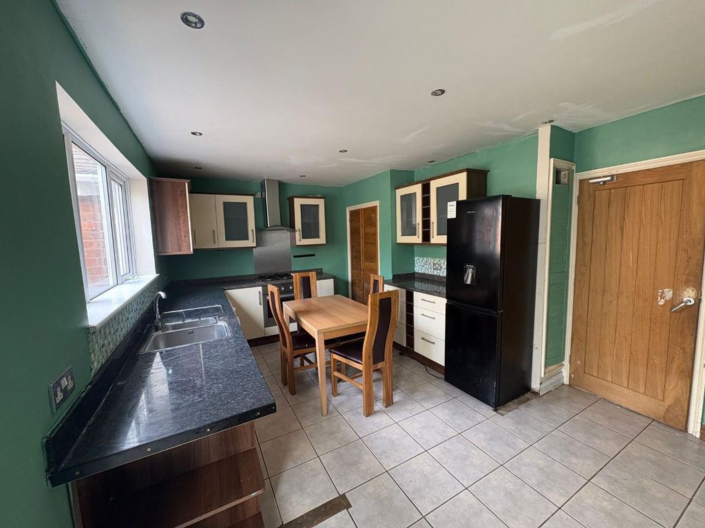 Property photo 3 of 11 Kitchen.Jpg