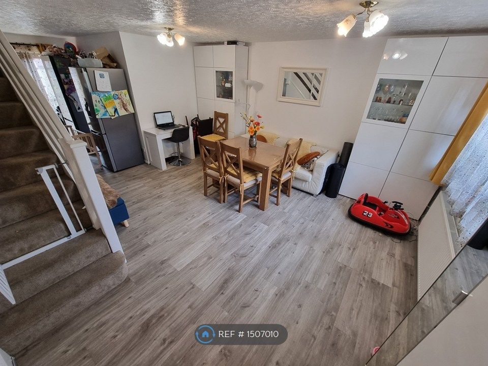 Property photo 1 of 11 Living Room