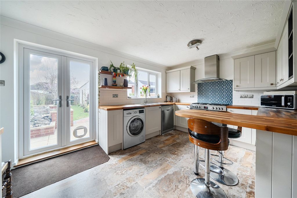 Property photo 3 of 11 Kitchen