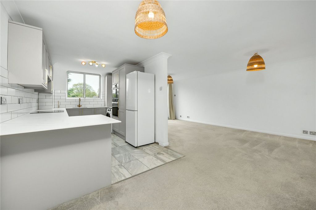 Property photo 3 of 14 Kitchen/Reception