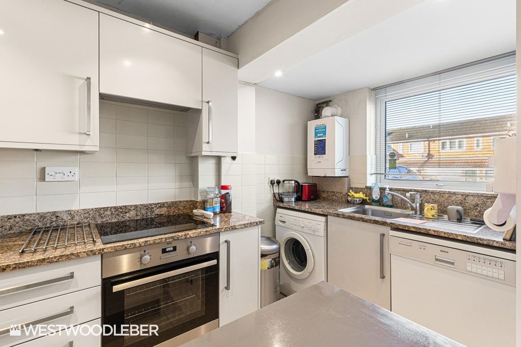 Property photo 3 of 24 Heathgate_1.Jpg