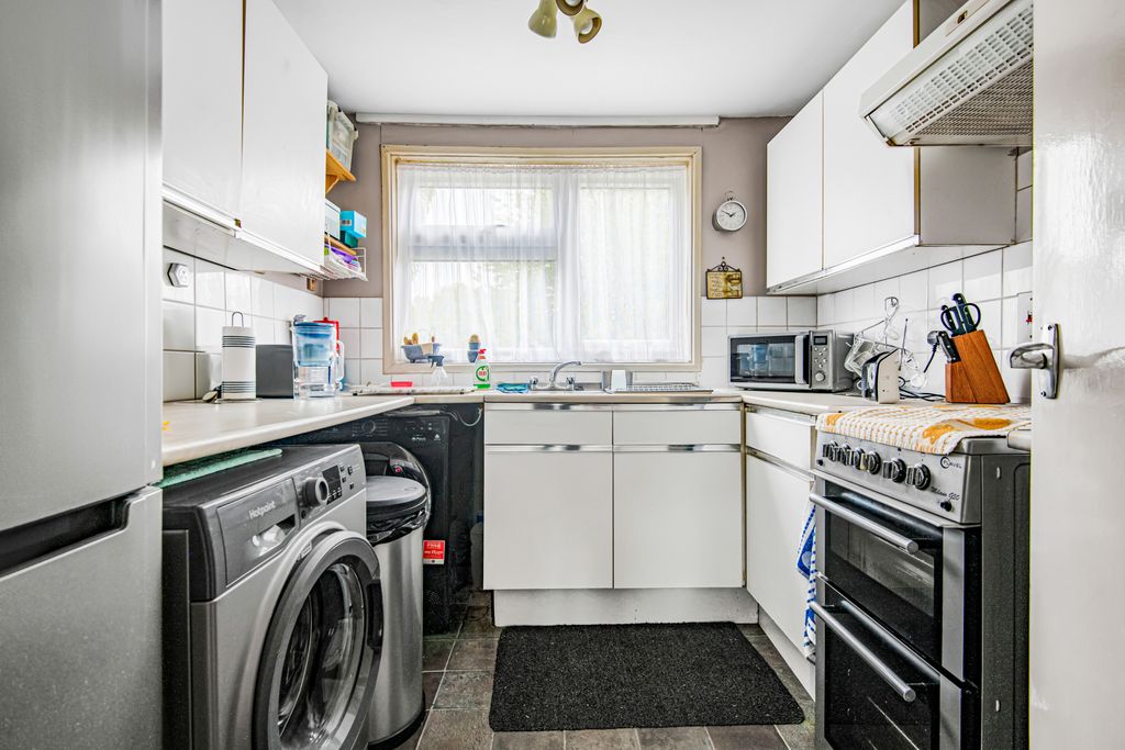 Property photo 3 of 9 Kitchen