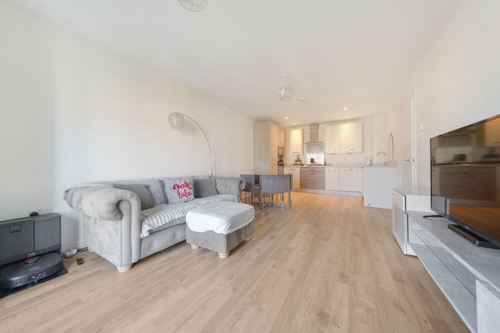 Property photo 2 of 10 8 Redgrove House, Lounge