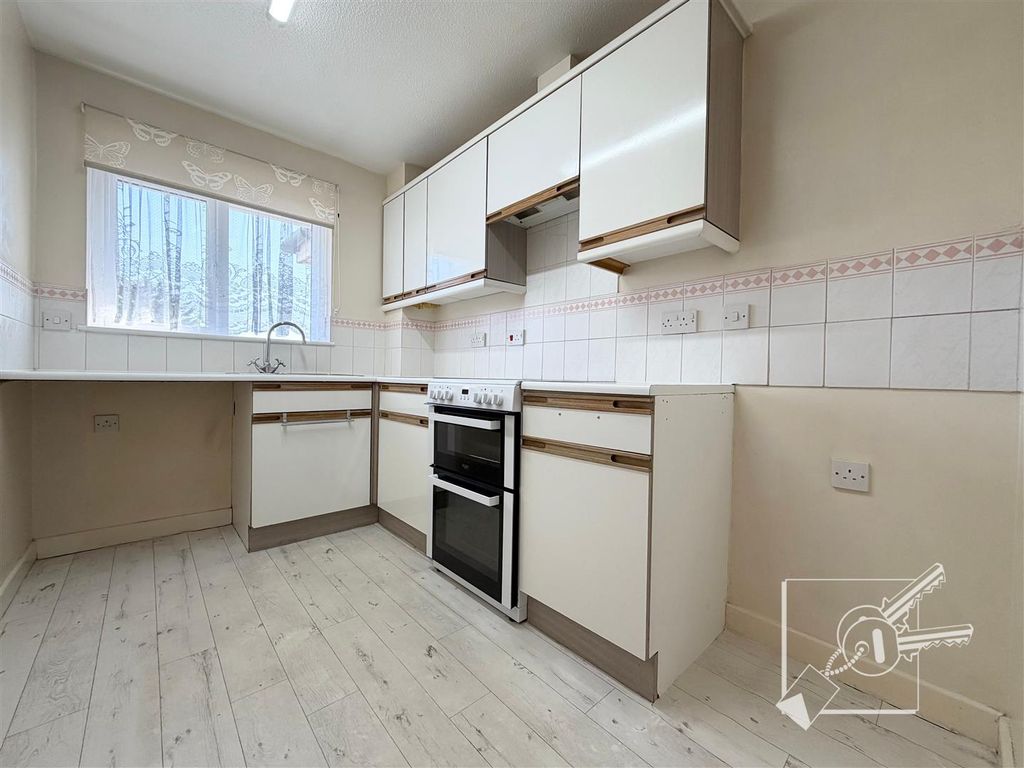 Property photo 2 of 8 Kitchen