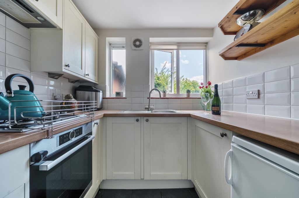 Property photo 2 of 11 1300976-9-683Da61...