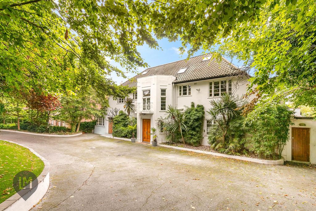 Property photo 1 of 17 Albert Drive